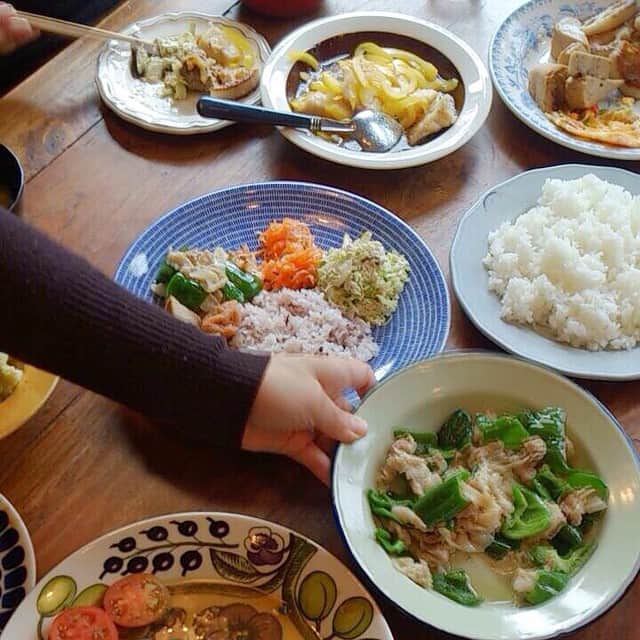 のインスタグラム：「昨日は器の特集の撮影でした。まかないモリモリ食べました。  おしらせ☆北欧の器を使った食卓が、今日発売の『ハーズ』に掲載されています。☆和食器では『ゴールド』に。」