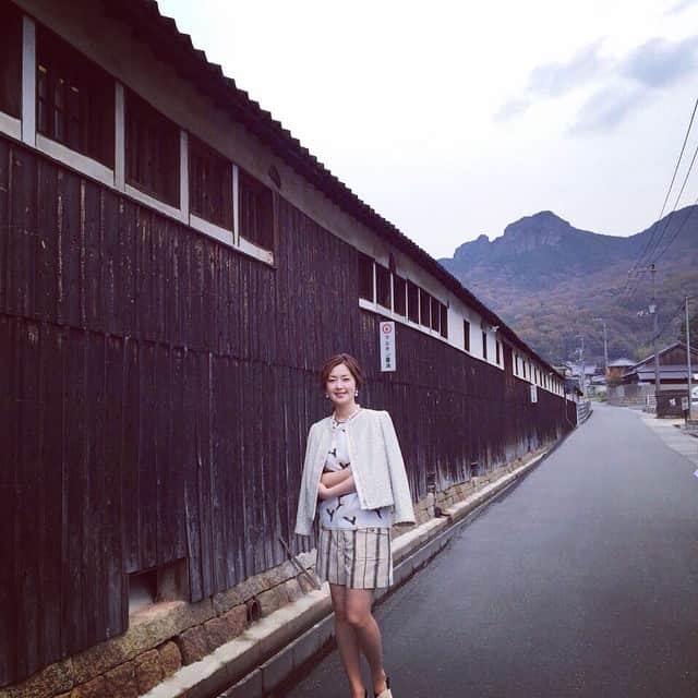 笛木優子のインスタグラム：「撮影。春服寒いけどステキ。 #トリーバーチ#toryburch」