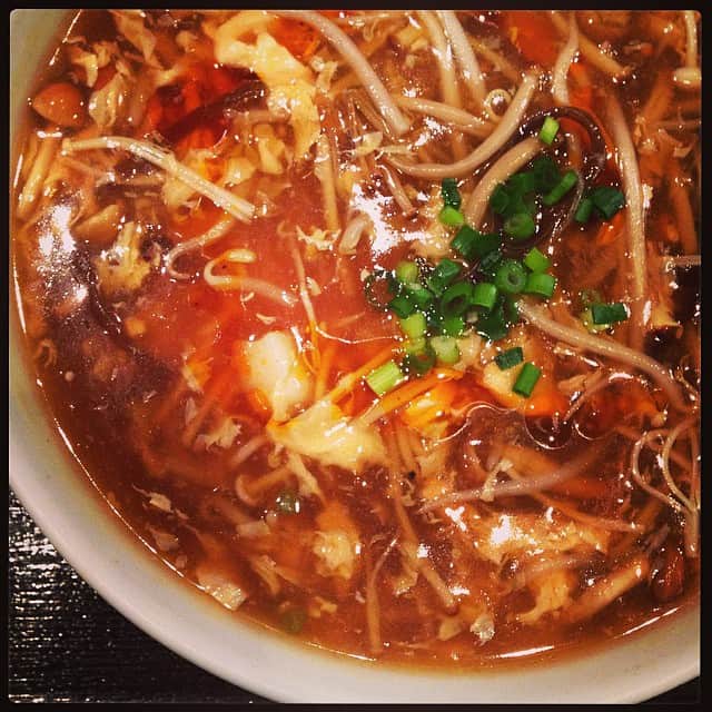 志摩有子さんのインスタグラム写真 - (志摩有子Instagram)「寒かったロケ後のごはんはやっぱり熱々の酸辣湯麺🍜 冷えた身体に沁みる…(°_°) #lunch #ロケごはん」12月13日 14時58分 - ariko418