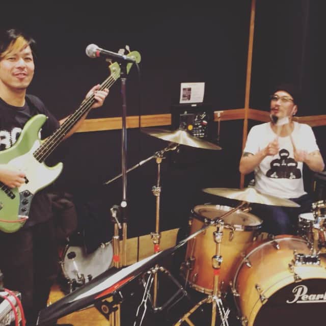 ケン・ロイドのインスタグラム：「ATOM新曲頑張ってリハ…中？New ATOM track needs work...a lot of work.」