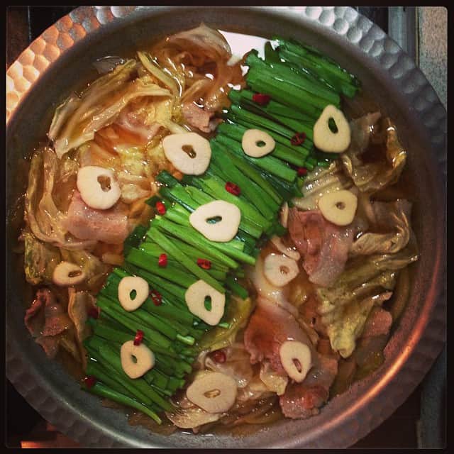 志摩有子さんのインスタグラム写真 - (志摩有子Instagram)「豚バラを使ったモツ鍋風も。キャベツとニラたっぷり。柚子胡椒をつけて食す。 #晩ごはん #鍋」12月13日 21時56分 - ariko418