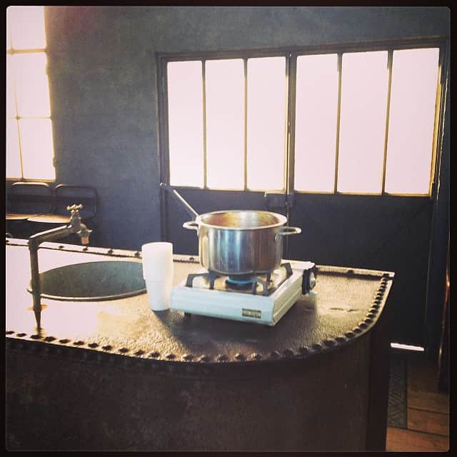 志摩有子さんのインスタグラム写真 - (志摩有子Instagram)「本日二本目。保温ジャーがなくなったので、ついに鍋ごと。 #VERY #magazine  #shooting #スープストックアリコ #炊き出し #もはや給食のおばさん#石原軍団か」12月14日 13時01分 - ariko418