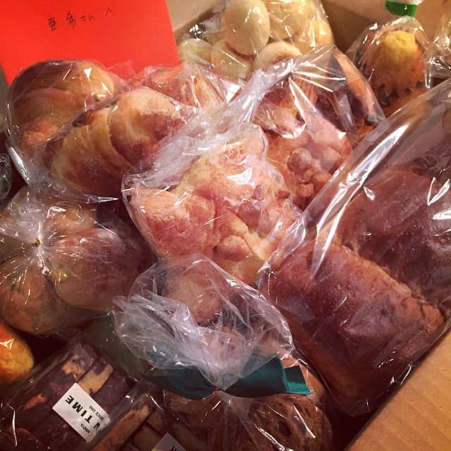 清原亜希さんのインスタグラム写真 - (清原亜希Instagram)「少し早いクリスマスプレゼントが届きました✨✨✨ #神戸パンタイム#感謝#ここのパンが一番好き#確実に太る（笑）」12月14日 20時29分 - shokatsu0414