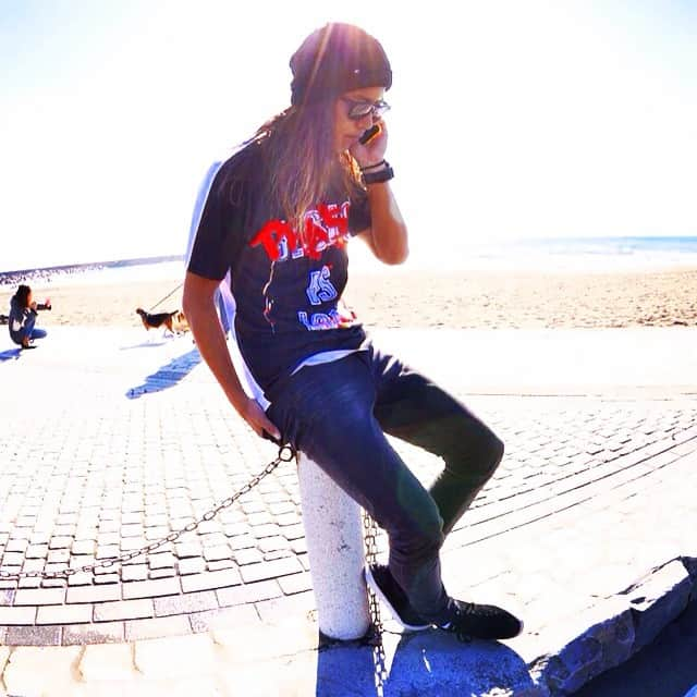 伊東大輝さんのインスタグラム写真 - (伊東大輝Instagram)「at the beach, #surfing #beach #quiksilver #DC #style #冬なのに半袖 #興奮してた #っぽい #あつかった #っぽい @gen__g2n」12月15日 19時14分 - daikiitoh