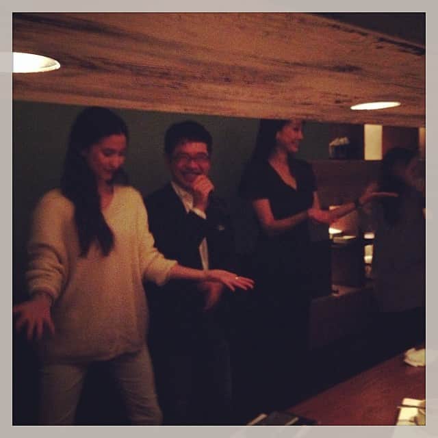 志摩有子さんのインスタグラム写真 - (志摩有子Instagram)「三本締め！なぜか音頭を取るメロちゃんと里海（≧∇≦）ふたりとも本当にキュート💕 #CLASSY #忘年会」12月15日 22時52分 - ariko418
