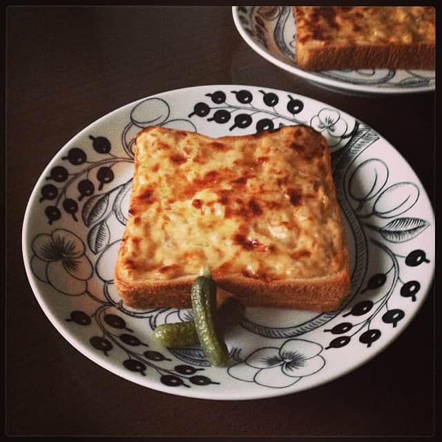 志摩有子さんのインスタグラム写真 - (志摩有子Instagram)「寒い朝。受験生とその父の朝食にツナトースト。レフェクトワールのパンドミーもセントルに負けず劣らずふわふわで小麦の香りがいい感じ。コルニションは旦那さんのみに。 #goodmorning #toast #朝食 #レフェクトワール #並ばなくてもこの美味しさ #温まっていってらっしゃい」12月16日 7時06分 - ariko418
