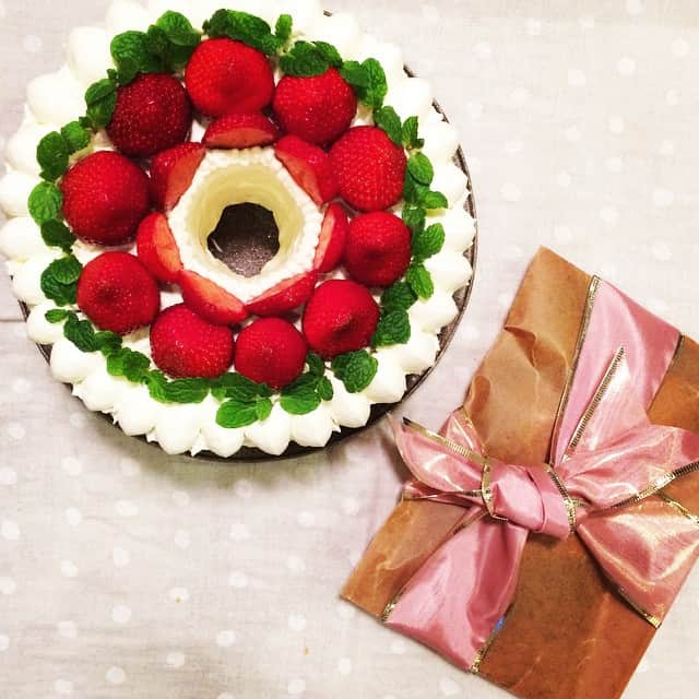 Kozue Yoshidaさんのインスタグラム写真 - (Kozue YoshidaInstagram)「#クリスマスケーキ #クリスマス会 #ケーキ #手作りケーキ #手作りシフォン #手作りお菓子 #手作りシフォンケーキ #苺 #イチゴ #デコシフォンケーキ #デコシフォン #instafood  #foodpics #foodphoto #foodstagram ##cake #chiffoncake #chiffon #sweets  今日は造形教室のクリスマス会 ケーキとプレゼントを持って参加です☺︎」12月16日 18時57分 - onecolor.studio