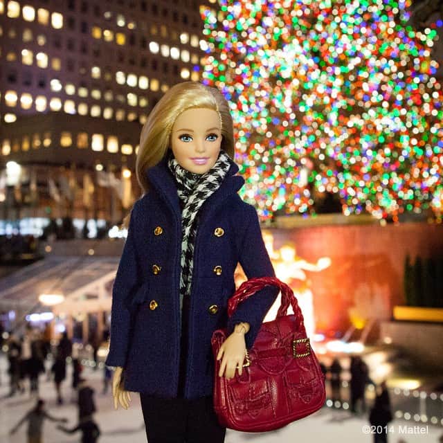 バービーさんのインスタグラム写真 - (バービーInstagram)「My first holiday stop in New York, the iconic Rockefeller Center tree! cc @rockcenternyc 🌲 #rockcenterXMAS #barbie #barbiestyle」12月17日 9時00分 - barbiestyle