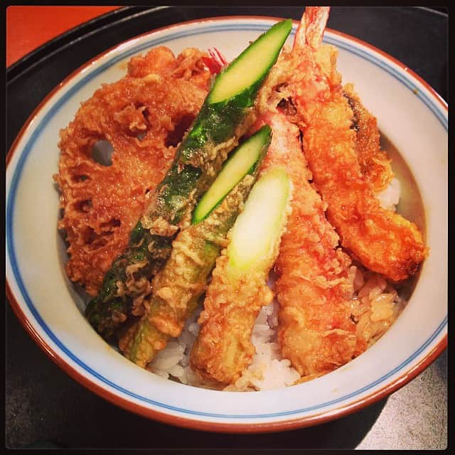 志摩有子さんのインスタグラム写真 - (志摩有子Instagram)「お昼は東京に戻って天丼。 #ロケごはん #天丼 #みんな大好き」12月17日 13時20分 - ariko418