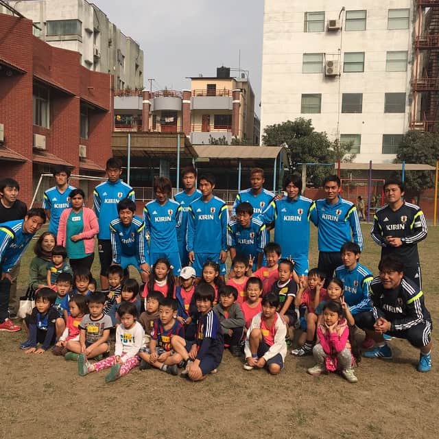 遠藤航のインスタグラム：「午前中にダッカ日本人学校に行ってサッカーしてきました！！ 子供達かわいかったしみんな元気だったなー(*^^*)」