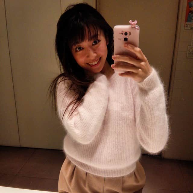 久嬢由起子さんのインスタグラム写真 - (久嬢由起子Instagram)「アンゴラのニット大好き。  #ふわふわ #폭신폭신  #ただ目に毛が入るのだけが悩み #ぬくぬく #JILLSTUART #PINK #knit」12月17日 22時37分 - yukikokujyo