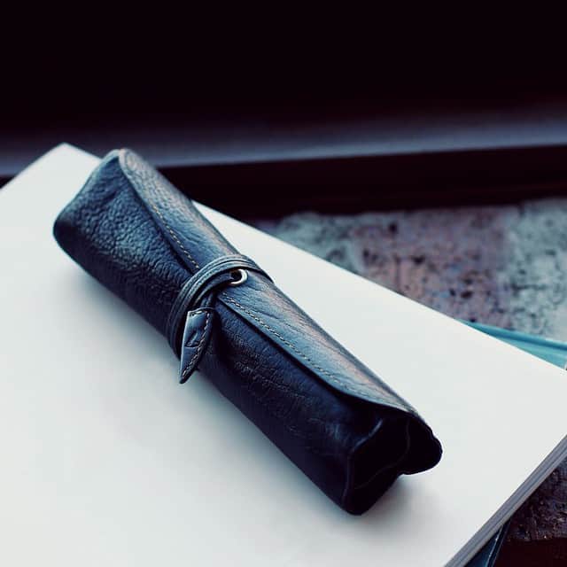 土屋鞄さんのインスタグラム写真 - (土屋鞄Instagram)「スタッフ愛用のロールペンケース。味が出て、つやり色気のある黒に。#土屋鞄エイジング #leatheraginggallery」12月19日 12時12分 - tsuchiya_kaban