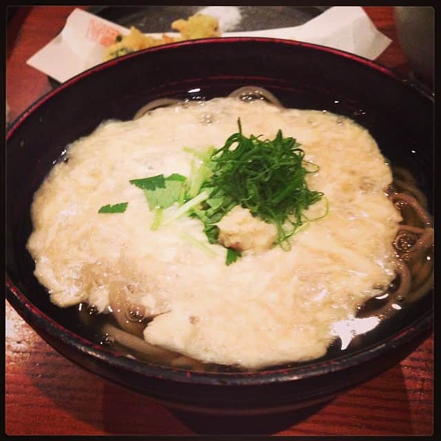 志摩有子さんのインスタグラム写真 - (志摩有子Instagram)「ロケ後のランチは熱々の湯葉あんかけ蕎麦を。ほっこり温まる♡ #ロケごはん  #忘年会風」12月19日 14時30分 - ariko418
