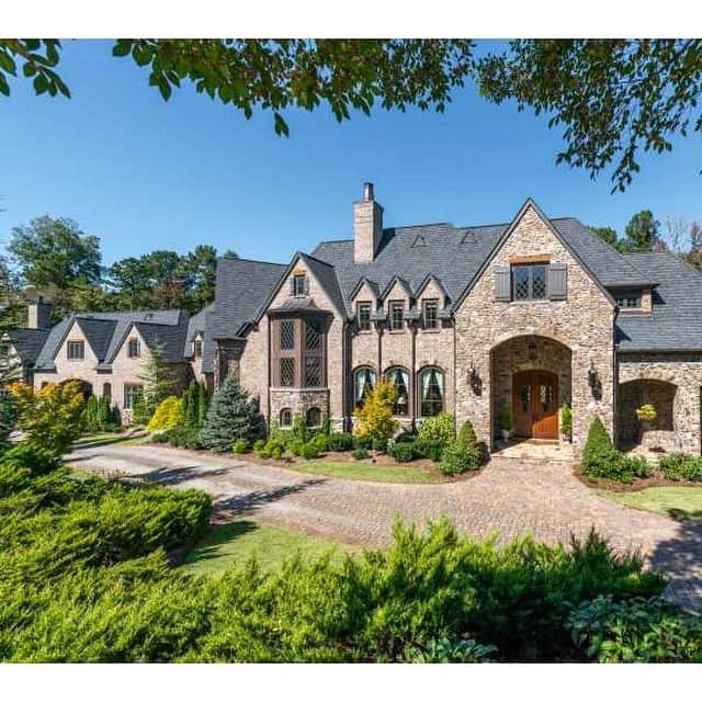 The Fantasy Homesのインスタグラム：「It's for sale too!」