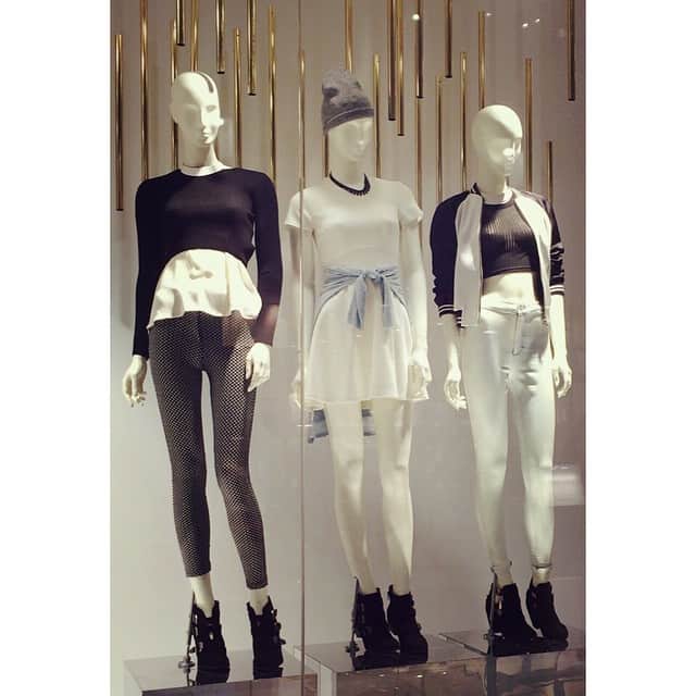 Topshop Japanのインスタグラム：「NEW！！マネキンチェンジ♡ 春が待ち遠しくなるようなコーディネートをご紹介♡ #topshop #トップショップ #topshopmakuhari #spring」