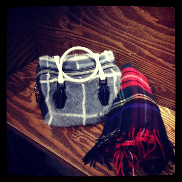 志摩有子さんのインスタグラム写真 - (志摩有子Instagram)「今日みたいな寒い日にほっこりさせてくれるモコモコバッグとジョンストンズ。#tod's #johnstons #二本目撮影のスタジオで待ちぼうけ #手持ち無沙汰」1月15日 17時10分 - ariko418