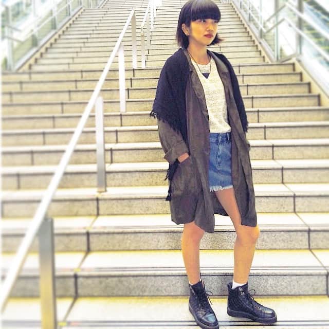 Topshop Japanのインスタグラム：「本日のオルテガ柄トップス着まわしコーデは春に使えるオーバーサイズのシャケットにフリンジのストールを肩からかけてレイヤードレイヤード♡  #topshop #topshop_jp #トップショップ #ootd #outfit #coordinate #layered」