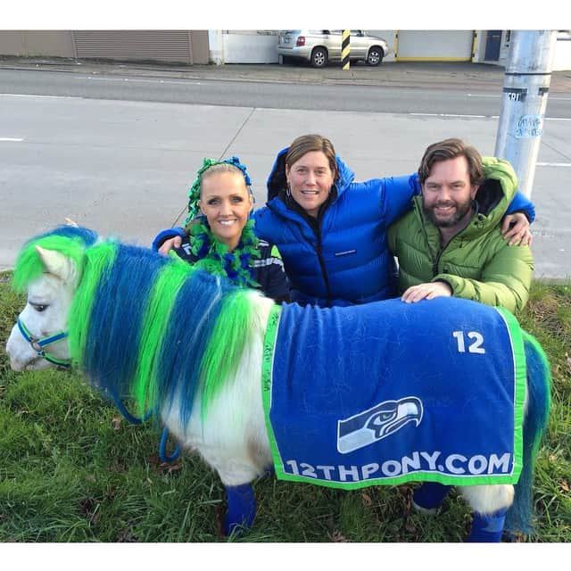 フェザーフレンズさんのインスタグラム写真 - (フェザーフレンズInstagram)「Feathered Friends meets Wilson, the 12th Pony #bluefriday #seahawks #seattle #GOHAWKS」1月17日 7時26分 - featheredfriends1972