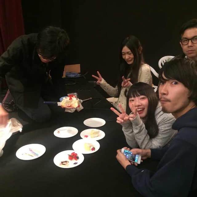 いずこねこさんのインスタグラム写真 - (いずこねこInstagram)「ケーキ配る西島さん」12月26日 1時09分 - izukoneko