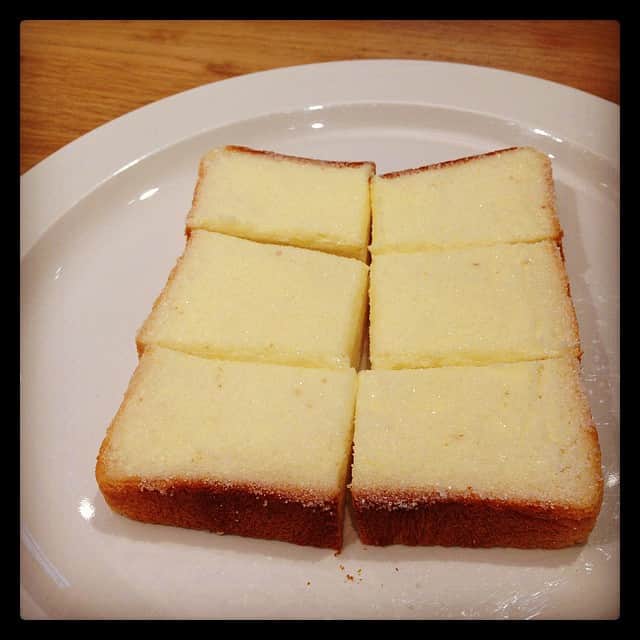 志摩有子さんのインスタグラム写真 - (志摩有子Instagram)「発酵バターとてんさい糖の優しい甘さ。シンプルに角食の美味しさを味わえる絶品‼︎ こういうものが思い出して食べたくなるものなんだろうな。 #角食 #バターシュガー #生ラスク的な #テンピュール級」12月26日 13時26分 - ariko418