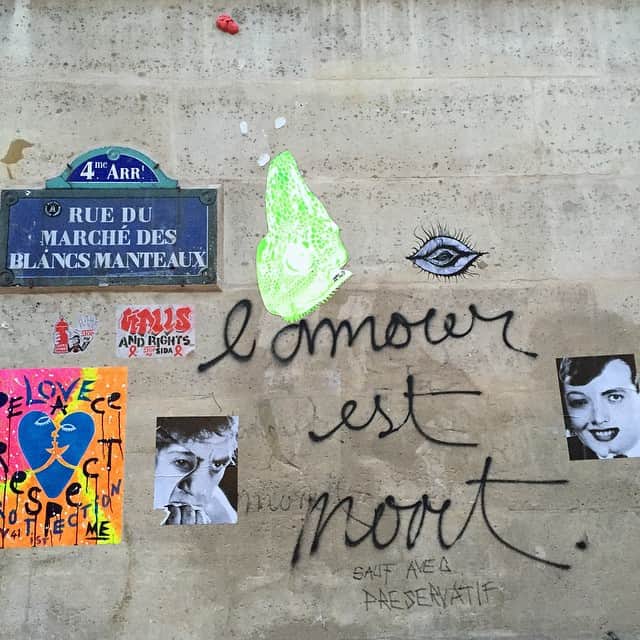 オレーシャ・ルーリンさんのインスタグラム写真 - (オレーシャ・ルーリンInstagram)「Oh silly Paris #loveisntdead #streetart #paris」12月27日 6時52分 - olesyarulin