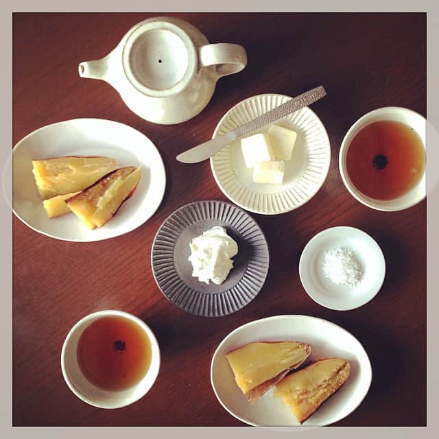 志摩有子さんのインスタグラム写真 - (志摩有子Instagram)「旦那さんが山から帰って来たので、世良田さんに持たせてもらった焼き芋とほうじ茶でおやつの時間。金時芋がほっこり甘い。バターとマスカルポーネもサービス。 #おやつ #焼き芋 #一保堂」12月28日 15時58分 - ariko418