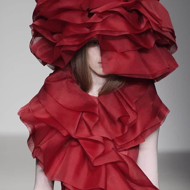 ジョンロシャのインスタグラム：「CATWALK: #AW14 look 14 - red organza dress, big collar, hat. Model @brionysomers at @distinctmmgmt #JohnRocha #fashion #collection #rtw #style #lfw #model #instafashion」