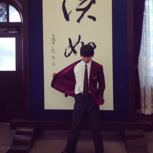 須賀健太のインスタグラム：「おはようポーズ #学校のカイダン」