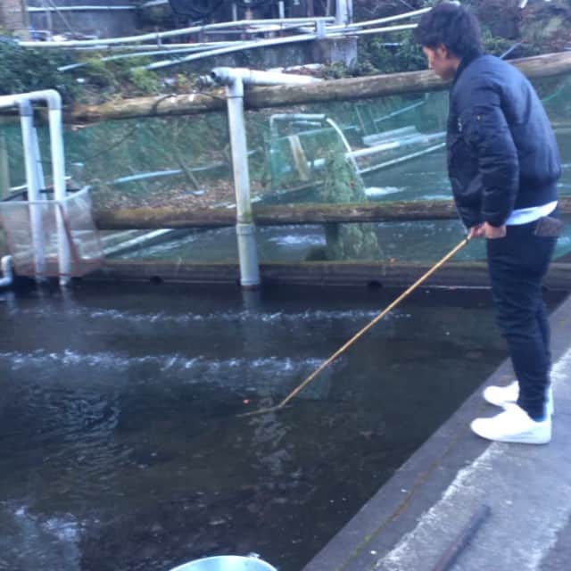 中村駿介のインスタグラム：「#魚釣り#あゆ 餌使わないで釣ってる爆笑#合計6匹」