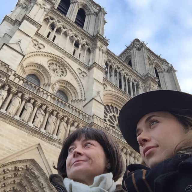 オレーシャ・ルーリンさんのインスタグラム写真 - (オレーシャ・ルーリンInstagram)「A little #notredame with my mom #paris」12月30日 3時28分 - olesyarulin