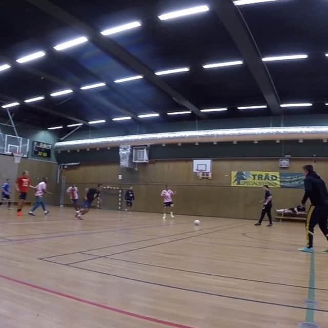 クリストファー・ピーターソンのインスタグラム：「Futsal un galazoooo!!!! @kibbe10 allt bra eller? Nämn inte tunneln」