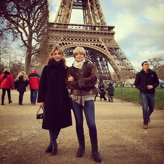 オレーシャ・ルーリンさんのインスタグラム写真 - (オレーシャ・ルーリンInstagram)「Some serious mama time and half the #Eiffeltower #paris」12月31日 5時16分 - olesyarulin