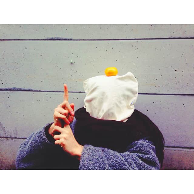 坂口健太郎のインスタグラム：「新年、初笑いは凄まじいものでした。 今年はもっとふかく、いい年に。  今年もどうぞゆるりとよろしく。」