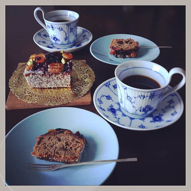 のインスタグラム：「年末から大切に熟成していたAPOCのフルーツケーキでコーヒータイム。まさかの往路初優勝‼︎ 受験生の帰りが待ち遠しい。 #APOC #おやつ #箱根駅伝」