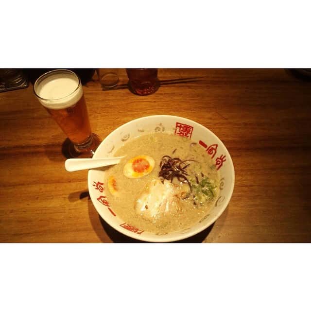 亜里沙さんのインスタグラム写真 - (亜里沙Instagram)「数年ぶりに一風堂。博多で食べるとさらに美味しい😆♥ ラーメン✖ビール✖餃子のハイカロリートリプルは1番の贅沢o(^o^)o笑 #一風堂 #ippudo #ramen #Fukuoka」1月3日 1時32分 - alisa_0302