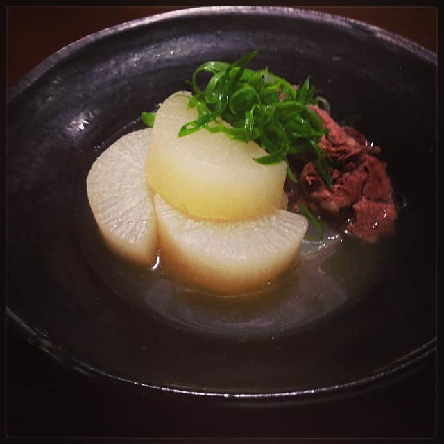 のインスタグラム：「駅伝見ながらコトコト煮込んだ牛スネ肉に大根を合わせて。スープをたっぷり含んだ大根がごちそう。 受験生も帰ってきて乾杯！ #晩ごはん #受験生はお水で」