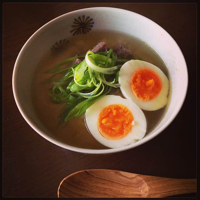 のインスタグラム：「今朝は牛スネ肉煮込みのおまけでスープかけごはん。これから箱根駅伝、復路の応援。目指せ完全優勝！受験生は後ろ髪を引かれながら予備校へ。 #goodmorning #朝食 #温まっていってらっしゃい」