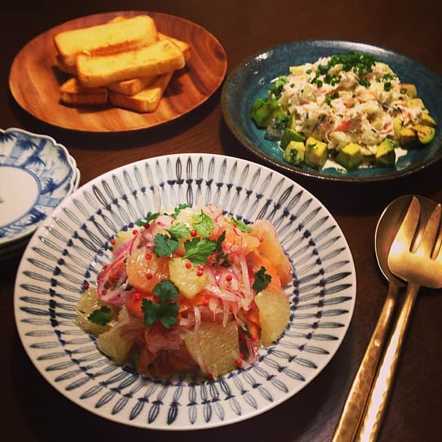 のインスタグラム：「そろそろ和食に飽きてきた今夜は洋風ごはん。スモークサーモンとグレープフルーツのマリネにカニとアボカド、セロリのサラダ。ガーリックトーストを添えて。箱根駅伝まさかの総合優勝、録画しておいたヴィクトリーランを鑑賞しながら。母校の優勝はやっぱりうれしそう。 #晩ごはん #箱根駅伝」