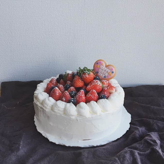 junkoのインスタグラム：「今日は母の誕生日。 今年はケーキ作りました。 お皿からずれてるやん、とか、生クリームぐちゃぐちゃやんとか、お正月なんでご愛嬌♩ 話変わって夫が正月早々風邪でダウンです。 エビフライの尻尾は食べるし、ブリの血合もサンマのはらわたも食べるのに、 なのに！なのに！なのに！！ 私の5倍は体調崩してる！なんなんだ！ なんでなんだ！どうすりゃいいんだ！ 食べ物は関係ないってことなのかよ！」