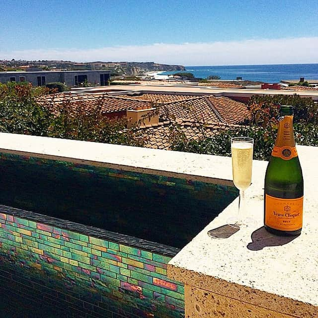 シーシースカイのインスタグラム：「Happy Saturday! #Veuve #LagunaBeach #Saturday」