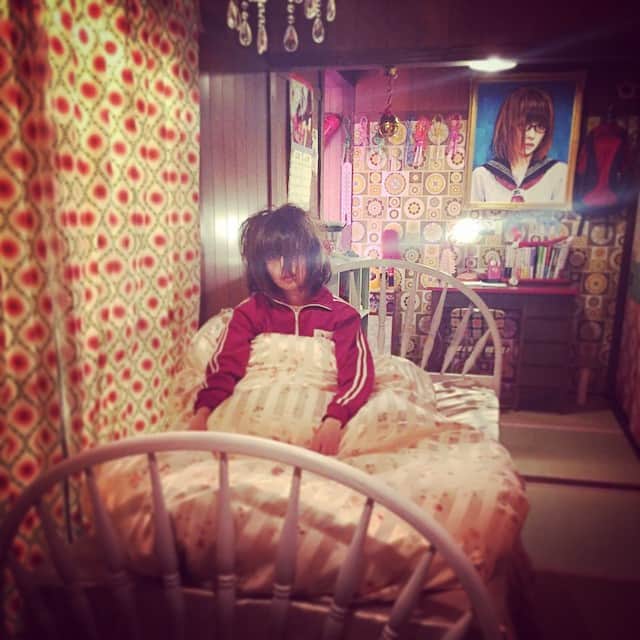 木部さんのインスタグラム：「ぴよぴよぴよ！ 非常にすっきりとした目覚め！ ひじきスムージー飲んで笑顔全開だよーん！  今日もひとつひとつの出会いを大切にして、感謝の秒針を刻んで行こうよ！ 私の心の時計はスイス製！  #なんだか家の外がさわがしい #なぜ人が並んでるの #赤坂」