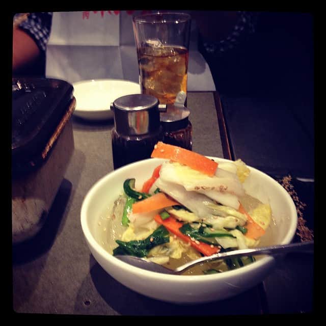 志摩有子さんのインスタグラム写真 - (志摩有子Instagram)「家ごはんに飽きて焼肉‼︎ まずは水キムチ。乳酸菌で発酵させた絶品！ #焼肉 #生野菜たっぷり」1月4日 18時55分 - ariko418