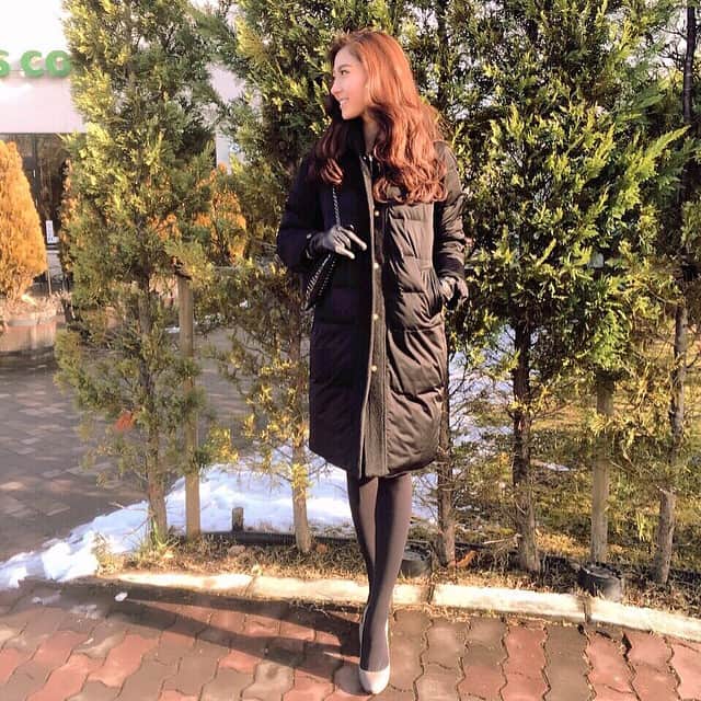 湯浅喬子のインスタグラム：「家族でプチ旅行に👪 #RireVie のリバーシブルコートダウンをきて♡ 気分でblackに💋 #coordinate #ootd #outfit #family」