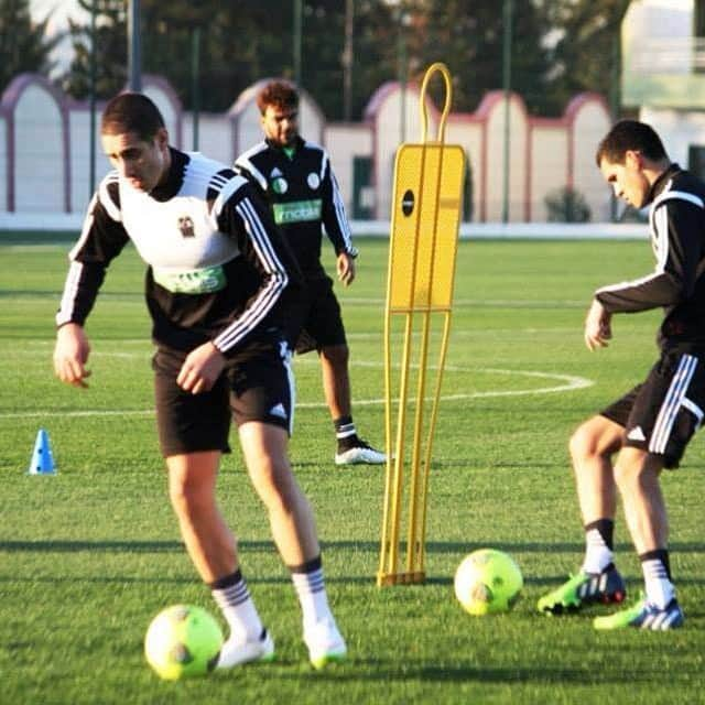 イシャク・ベルフォディルのインスタグラム：「Heureux d'avoir retrouver mes coéquipiers en Algerie, prêt à tout donner pour rempoter cette #Can2015 #TeamDz」