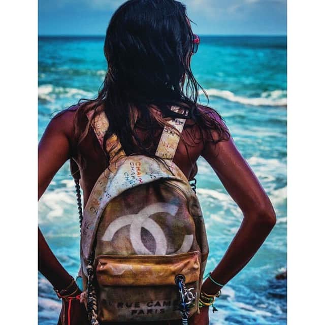 シーシースカイのインスタグラム：「Surf's Up! 🌊🏄 We get daily inspiration from our favorite designer @karllagerfeld & @chanelofficial. #Chanel #KarlLagerfeld」