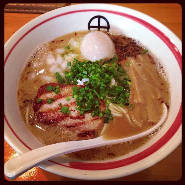 のインスタグラム：「今日まで休みの旦那さんと午後から授業の受験生と3人で地元西大井が誇るらーめん田へ初詣。基本に立ち返って鶏醤油の味玉のせ。ここはMSG無しの鶏白湯が美味しいのはもちろん、若きご主人のお人柄が何より素晴らしい‼︎ #ラーメン #今年もお世話になります #今日だけ #まちゃにだけわかる」