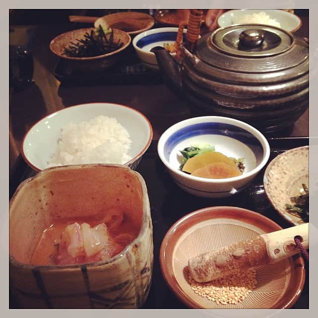 のインスタグラム：「あっさりしたものが食べたくて予備校終わりの受験生をピックアップして鯛茶漬け。銀座店がお休みにつき本店へ。雰囲気はやっぱり素敵。しかも昼夜メニューが同じだから意外にリーズナブル。 #鯛茶漬け #ごはん食べ過ぎ #仲居さんが強者過ぎる」