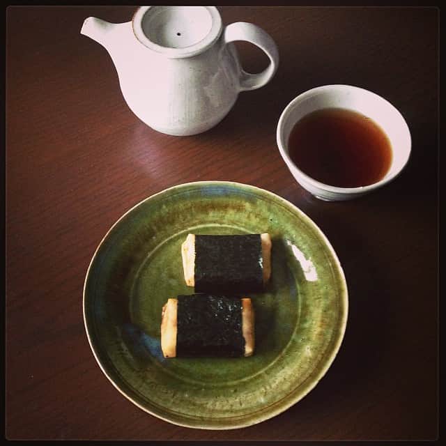 志摩有子さんのインスタグラム写真 - (志摩有子Instagram)「お昼を食べそびれて、おやつを兼ねて磯辺巻き。 #おやつ #磯辺巻き #本気出しますってば」1月6日 14時54分 - ariko418