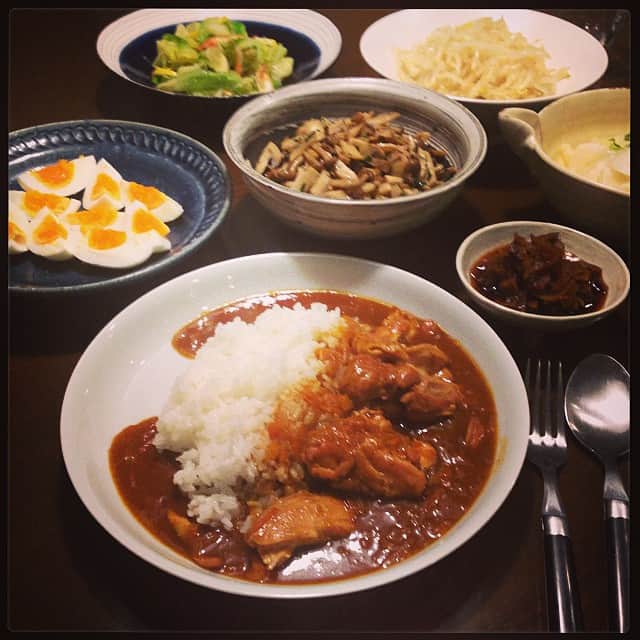のインスタグラム：「そろそろカレーを欲する頃。入稿しながら煮込んだチキンカレー。定番のもやしマリネにゆで卵、茸のソテーなど薬味系をいろいろ添えて。お昼に仕込んだ塩だれキャベツも味がこなれていい感じ。 #晩ごはん #カレー #ジャーサラダ」