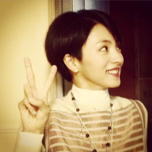 蜂矢りさのインスタグラム：「蜂矢家の次女です✌️cro.✡ 東高ふたり目の女教師です✌️don't mind.✞ 二代目カバさんのフィアンセです✌️ufu.♡」